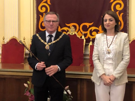 دي كاسترو يعين رسميا حاكما لمدينة مليلية المحتلة أمام غياب خصومه السياسيين من الحزب الشعبي وبوكس دي كاسترو يعين رسميا حاكما لمدينة مليلية المحتلة أمام غياب خصومه السياسيين من الحزب الشعبي وبوكس