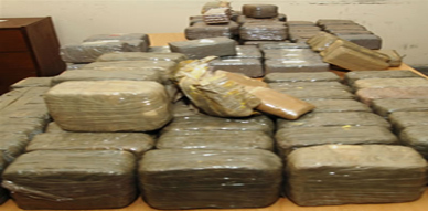 اكتشاف أزيد من 250 كلغ من مخدر الشيرا على متن شاحنة لنقل الحصى كانت قادمة من الناظور نحو مليلية المحتلة اكتشاف أزيد من 250 كلغ من مخدر الشيرا على متن شاحنة لنقل الحصى كانت قادمة من الناظور نحو مليلية المحتلة