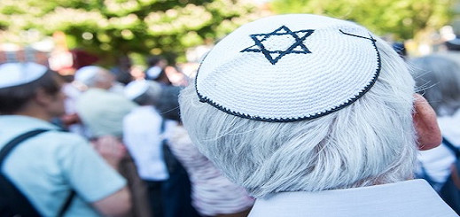 ألمانيا.. توقيف مهاجر مغربي بصق على يهوديين في الشّارع العام بمدينة هامبورغ ألمانيا.. توقيف مهاجر مغربي بصق على يهوديين في الشّارع العام بمدينة هامبورغ