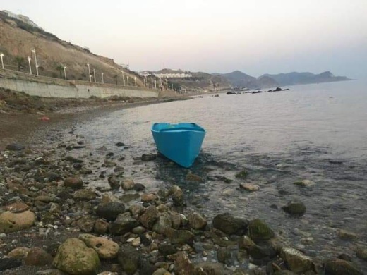 توقيف مرشحين للهجرة السحرية على متن قارب تقليدي بكورنيش "ساباديا" بالحسيمة  توقيف مرشحين للهجرة السحرية على متن قارب تقليدي بكورنيش "ساباديا" بالحسيمة