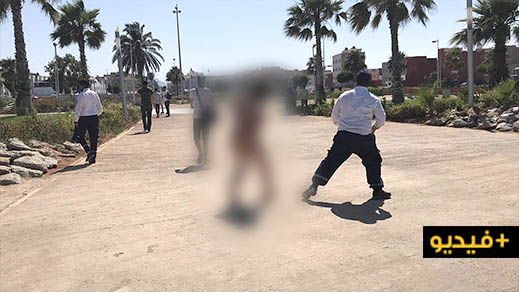 شاهدوا.. سيدة في حالة هستيريا تتعرى بكورنيش الناظور وتصرخ في وجه المارة