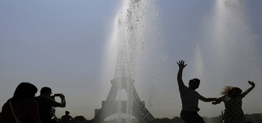 ارتفاع غير مسبوق للحرارة بفرنسا.. تأجيل الإمتحانات ونشر مرشات المياه في الشوراع
