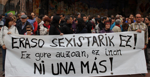 احتجاج بإسبانيا على مهاجر مغربي قام بإغتصاب فتاة في سيارته احتجاج بإسبانيا على مهاجر مغربي قام بإغتصاب فتاة في سيارته