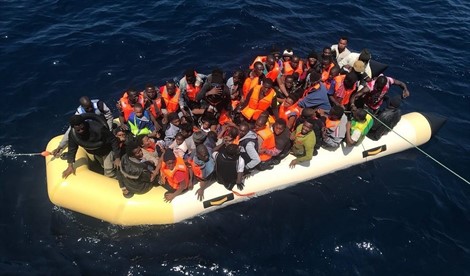إنقاذ مرشحين للهجرة السرية في عرض البحر إنطلقوا على متن قاربين من بويفار والحسيمة إنقاذ مرشحين للهجرة السرية في عرض البحر إنطلقوا على متن قاربين من بويفار والحسيمة
