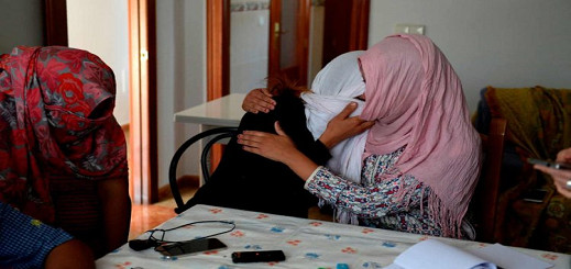 عشر عاملات في حقول الفراولة يشتكين مجددا تعرضهن لتحرشات جنسية وابتزازات في العمل عشر عاملات في حقول الفراولة يشتكين مجددا تعرضهن لتحرشات جنسية وابتزازات في العمل