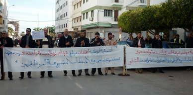 موظفو غرفة التجارة والصناعة والخدمات بالناظور يواصلون أشكالهم الاحتجاجية تجاه لامبالاة رئيس الغرفة موظفو غرفة التجارة والصناعة والخدمات بالناظور يواصلون أشكالهم الاحتجاجية تجاه لامبالاة رئيس الغرفة