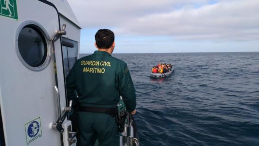 اعتراض قارب مطاطي على متن 6 مهاجرين مغاربة قبالة سواحل أطريفة اعتراض قارب مطاطي على متن 6 مهاجرين مغاربة قبالة سواحل أطريفة