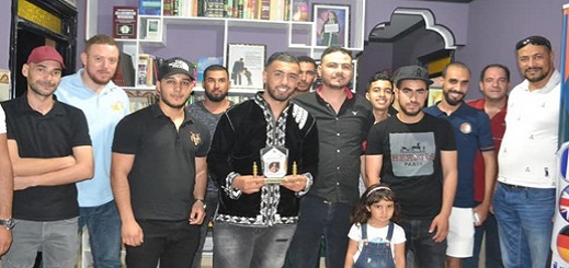 الدريوش.. مؤسسة لتعليم اللغات والإعلاميات تُكرم البطل العالمي في "الكيك بوكسينغ" عزيز قلاح الدريوش.. مؤسسة لتعليم اللغات والإعلاميات تُكرم البطل العالمي في "الكيك بوكسينغ" عزيز قلاح