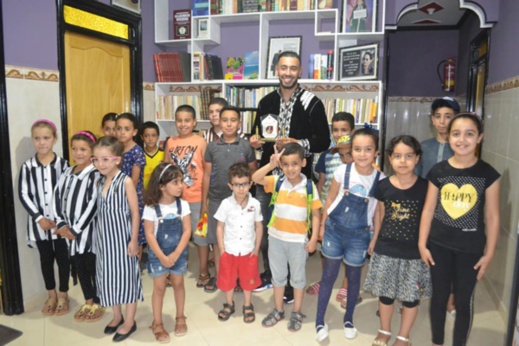الدريوش.. مؤسسة لتعليم اللغات والإعلاميات تُكرم البطل العالمي في "الكيك بوكسينغ" عزيز قلاح