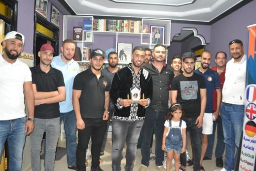 الدريوش.. مؤسسة لتعليم اللغات والإعلاميات تُكرم البطل العالمي في "الكيك بوكسينغ" عزيز قلاح الدريوش.. مؤسسة لتعليم اللغات والإعلاميات تُكرم البطل العالمي في "الكيك بوكسينغ" عزيز قلاح