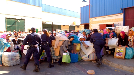 تقرير: 3500 مغربية و200 قاصر يمتهنون التهريب المعيشي في ظروف لا إنسانية بمعبر سبتة تقرير: 3500 مغربية و200 قاصر يمتهنون التهريب المعيشي في ظروف لا إنسانية بمعبر سبتة