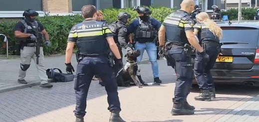 الشرطة الهولندية تعثر على سلاح آلي ومخدرات وذخيرة وأموال بأحد المنازل بروتردام