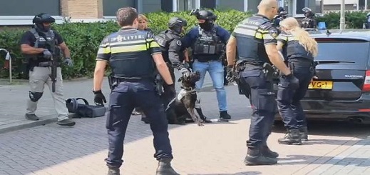 الشرطة الهولندية تعثر على سلاح آلي ومخدرات وذخيرة وأموال بأحد المنازل بروتردام الشرطة الهولندية تعثر على سلاح آلي ومخدرات وذخيرة وأموال بأحد المنازل بروتردام