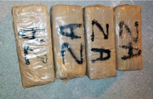 توقيف سائق شاحنة لنقل النفايات ومساعده أدخلا 250 كلغ من الحشيش داخل أكياس النفايات الى الميناء توقيف سائق شاحنة لنقل النفايات ومساعده أدخلا 250 كلغ من الحشيش داخل أكياس النفايات الى الميناء