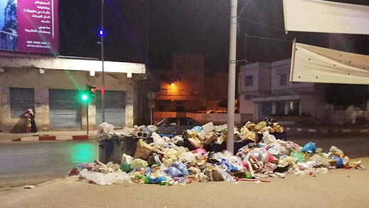 على تقاطع شارع الجيش الملكي والحي الاداري تنموا المأساة و.. حاويات النفايات