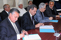 أحزاب التحالف الحكومي توقع على "ميثاق الأغلبية" أحزاب التحالف الحكومي توقع على "ميثاق الأغلبية"