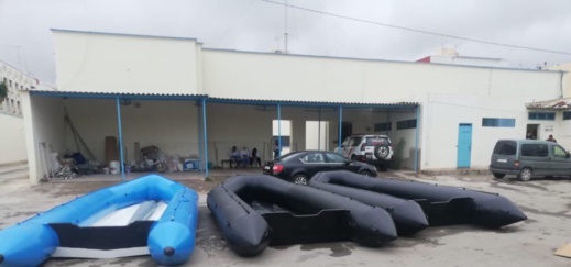 الدرك الملكي بأركمان يقتحم منزلا ويحجز محركات للقوارب المطاطية و كمية من البنزين الدرك الملكي بأركمان يقتحم منزلا ويحجز محركات للقوارب المطاطية و كمية من البنزين