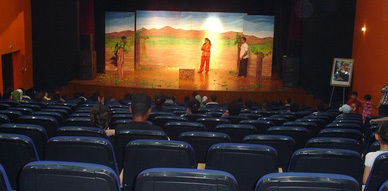 اختتام الدورة الثالثة للمهرجان الوطني للمسرح الأمازيغي بالحسيمة بعرض مسرحيتي "بضاض" و"توت نين زو" اختتام الدورة الثالثة للمهرجان الوطني للمسرح الأمازيغي بالحسيمة بعرض مسرحيتي "بضاض" و"توت نين زو"