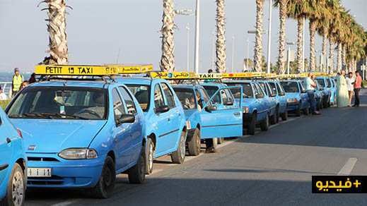 سائقو سيارات الأجرة يحتجون وسط الناظور بسبب تفشي النقل السري والحراكة والفوضى وغياب الأمن