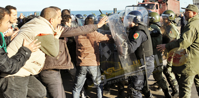 معطلو الناظور يصعدون من أشكالهم الاحتجاجية ويدخلون في مواجهات مع رجال الأمن عقب إغلاق طريق بني انصار الرئيسية معطلو الناظور يصعدون من أشكالهم الاحتجاجية ويدخلون في مواجهات مع رجال الأمن عقب إغلاق طريق بني انصار الرئيسية