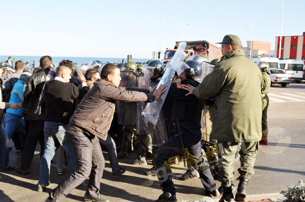 معطلو الناظور يصعدون من أشكالهم الاحتجاجية ويدخلون في مواجهات مع رجال الأمن عقب إغلاق طريق بني انصار الرئيسية معطلو الناظور يصعدون من أشكالهم الاحتجاجية ويدخلون في مواجهات مع رجال الأمن عقب إغلاق طريق بني انصار الرئيسية