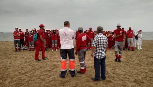 الهلال الأحمر يناور على الشاطئ الإصطناعي بأزيد من 100 مسعف ومسعفة