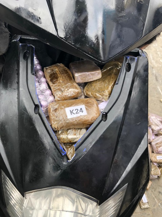 الجمارك تحجز كمية كبيرة من الحشيش بالمعبر الحدودي + صور الجمارك تحجز كمية كبيرة من الحشيش بالمعبر الحدودي + صور