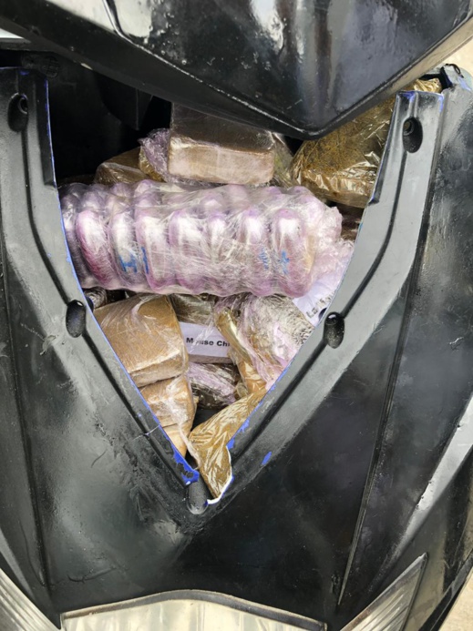 الجمارك تحجز كمية كبيرة من الحشيش بالمعبر الحدودي + صور الجمارك تحجز كمية كبيرة من الحشيش بالمعبر الحدودي + صور