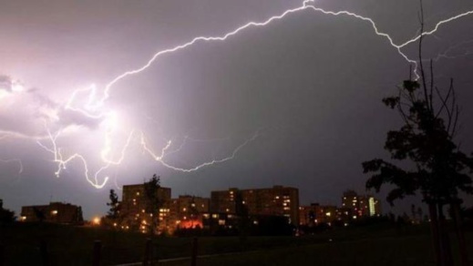 مديرية الأرصاد تحذر من قدوم زخات رعدية قوية.. والحرارة ستصل لـ 46 درجة ببعض المناطق مديرية الأرصاد تحذر من قدوم زخات رعدية قوية.. والحرارة ستصل لـ 46 درجة ببعض المناطق