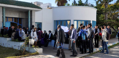 مجموعة من تلاميذ ثانوية الناظور الجديد يحتجون أمام نيابة التعليم ويطالبون بتغيير أستاذتهم في مادة اللغة الفرنسية مجموعة من تلاميذ ثانوية الناظور الجديد يحتجون أمام نيابة التعليم ويطالبون بتغيير أستاذتهم في مادة اللغة الفرنسية