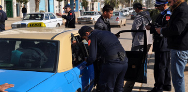 استنفار أمني كبير بمداخل مدينة الناظور في محاولة لمنع معطلي فروع الريف من الوصول إلى مسيرة الناظور استنفار أمني كبير بمداخل مدينة الناظور في محاولة لمنع معطلي فروع الريف من الوصول إلى مسيرة الناظور