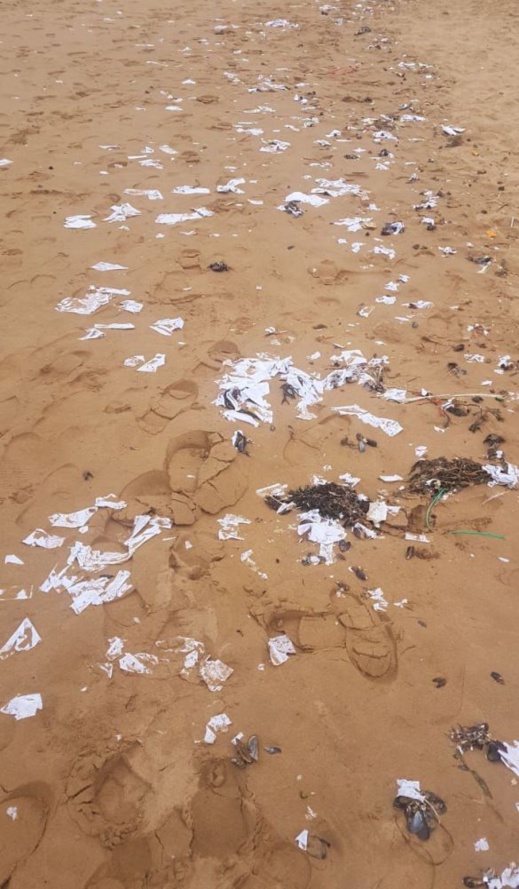 بالصور: أمواج بحر أكادير تلفظ 3 حقائب ممتلئة بالنقود بالصور: أمواج بحر أكادير تلفظ 3 حقائب ممتلئة بالنقود