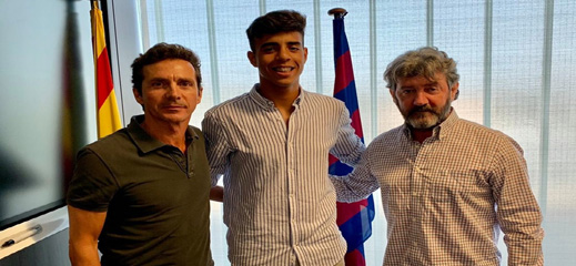 برشلونة يتعاقد مع مدافع مغربي في الـ 16 من عمره برشلونة يتعاقد مع مدافع مغربي في الـ 16 من عمره