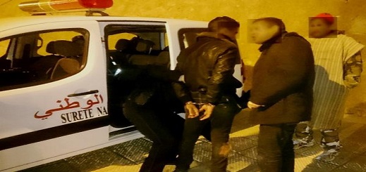 الأمن يوقع بمتهم بسرقة السيارات بعد نصب كمين له بالإتفاق مع أحد ضحاياه بالناظور الأمن يوقع بمتهم بسرقة السيارات بعد نصب كمين له بالإتفاق مع أحد ضحاياه بالناظور