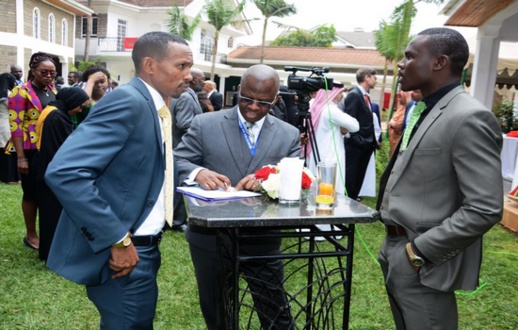 السفير الريفي مختار غامبو.. المغرب انخرط بقوة خلال عقدين من حكم جلالة الملك في مسار تقدم لا رجعة فيه السفير الريفي مختار غامبو.. المغرب انخرط بقوة خلال عقدين من حكم جلالة الملك في مسار تقدم لا رجعة فيه