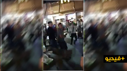 شاهدوا... تراشق بالصحون في "ماكدونالدز الناظور" يفسد راحة الزبائن شاهدوا... تراشق بالصحون في "ماكدونالدز الناظور" يفسد راحة الزبائن