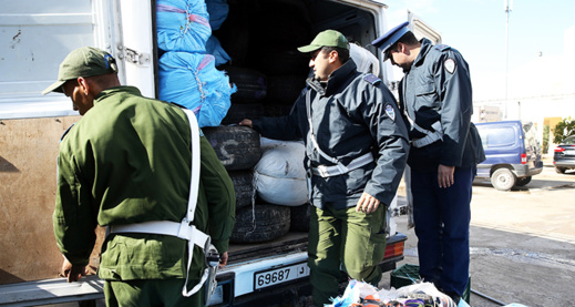 حجز 162 طن من الأثواب المهربة تفوق قيمتها 17 مليون درهم حجز 162 طن من الأثواب المهربة تفوق قيمتها 17 مليون درهم