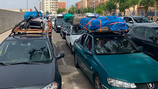 أفراد الجالية يتوافدون بكثرة على ميناء مليلية.. حوالي ألف سيارة وصلت اليوم السبت الى المدينة أفراد الجالية يتوافدون بكثرة على ميناء مليلية.. حوالي ألف سيارة وصلت اليوم السبت الى المدينة