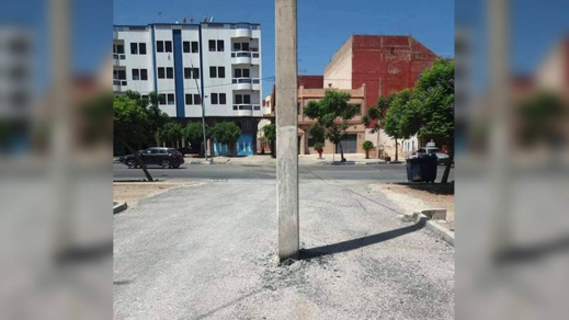 غريب.. عمود كهربائي وسط شارع محمد الخامس بمدينة بني أنصار يهدد المارة ومطالب بإزاحته غريب.. عمود كهربائي وسط شارع محمد الخامس بمدينة بني أنصار يهدد المارة ومطالب بإزاحته