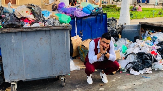 الفنان الكوميدي بوزيان يتفاعل مع حملة التقاط صورة مع النفايات المتراكمة بالناظور الفنان الكوميدي بوزيان يتفاعل مع حملة التقاط صورة مع النفايات المتراكمة بالناظور