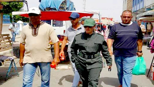 القائدة بالمقاطعة الأولى تشرف على عملية توزيع أكياس بلاستيكية على تجار السوق الأسبوعي بالدريوش