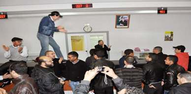 المدير الإقليمي لوزارة النقل والتجهيز بالناظور يدخل على خط إحتجاج الصحفيين ضد تصرفات رئيس المصلحة الطرقية المدير الإقليمي لوزارة النقل والتجهيز بالناظور يدخل على خط إحتجاج الصحفيين ضد تصرفات رئيس المصلحة الطرقية