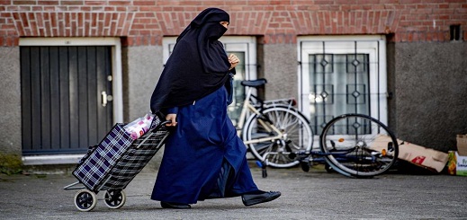 بعد أيام قليلة من دخول قانون حظر النقاب.. هولندا تعتذر لسيدة منقبة لهذا السبب بعد أيام قليلة من دخول قانون حظر النقاب.. هولندا تعتذر لسيدة منقبة لهذا السبب