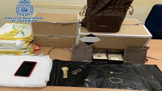 اعتقال نصاب اقتنى ازيد من 3500 أورو من الحلي ببطاقتين مزورتين بمليلة اعتقال نصاب اقتنى ازيد من 3500 أورو من الحلي ببطاقتين مزورتين بمليلة