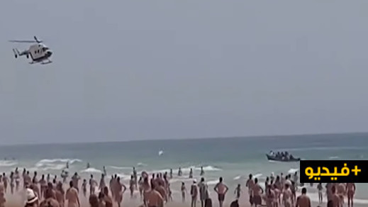 شاهدوا.. زورقٌ للمهاجرين المغاربة يرسو على شاطئ إسباني وسط آلاف السياح شاهدوا.. زورقٌ للمهاجرين المغاربة يرسو على شاطئ إسباني وسط آلاف السياح