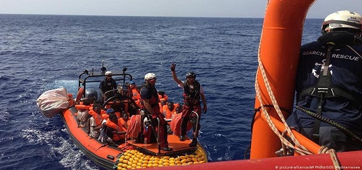 أكثر من 400 مهاجر عالقين على متن سفينتي إنقاذ في المتوسط أكثر من 400 مهاجر عالقين على متن سفينتي إنقاذ في المتوسط