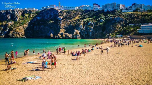 شواطئ الحسيمة.. وجهات سياحية متميزة تستهوي العديد من المصطافين المغاربة والأجانب شواطئ الحسيمة.. وجهات سياحية متميزة تستهوي العديد من المصطافين المغاربة والأجانب