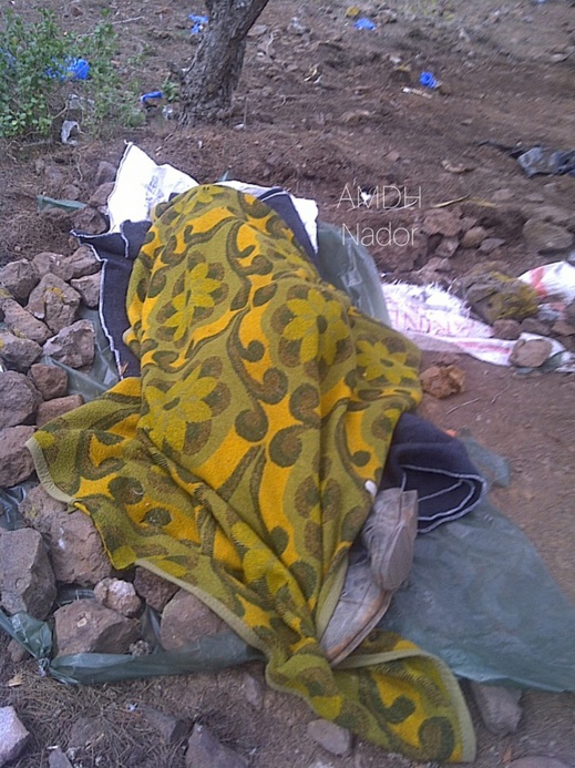 مهاجر من دول جنوب الصحراء أقعده المرض يعيش وضعية مزرية بغابة ضواحي الناظور مهاجر من دول جنوب الصحراء أقعده المرض يعيش وضعية مزرية بغابة ضواحي الناظور