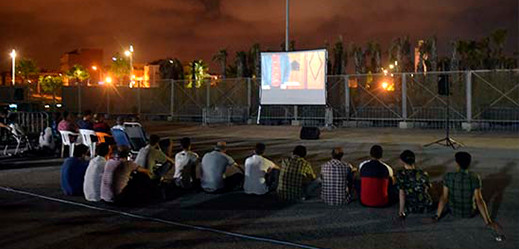 فيلم "أديوس كارمن" يجذب العشرات من العائلات لفضاء أيام سينما الشاطئ بالناظور