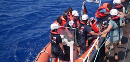 بالصور.. سفينة ألمانية تنقذ مهاجرين من العرق في عرض المتوسط بالصور.. سفينة ألمانية تنقذ مهاجرين من العرق في عرض المتوسط